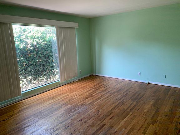 3rd image of 663 E Queen St