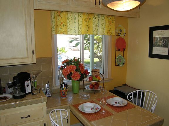 Sunny eat-in Kitchen