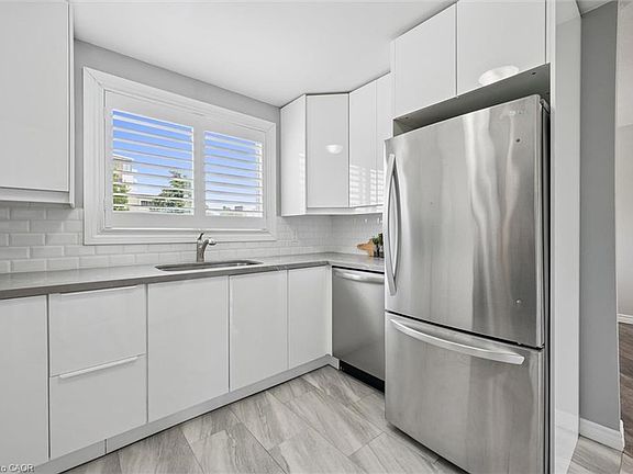 3rd image of 60 Elmsdale Dr #25