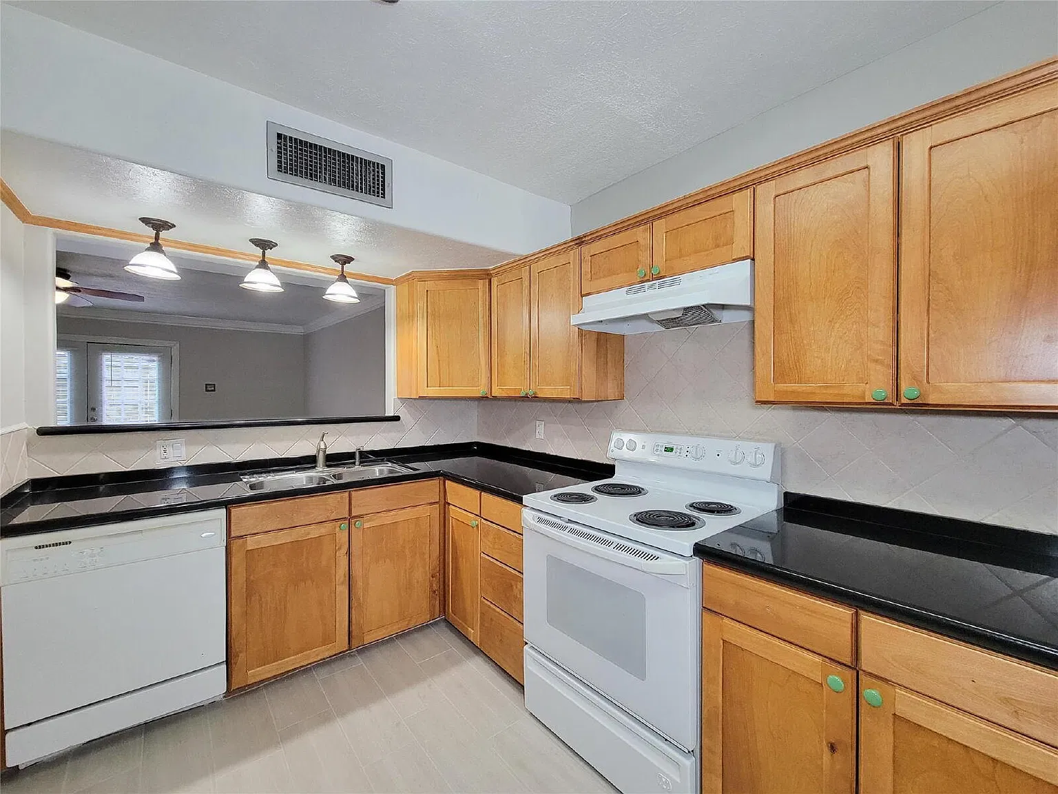 2 bed, 2.5 bath, 1394 sqft, $1,650 — Photo 3