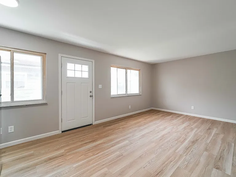 1075 Oak St — Photo 33