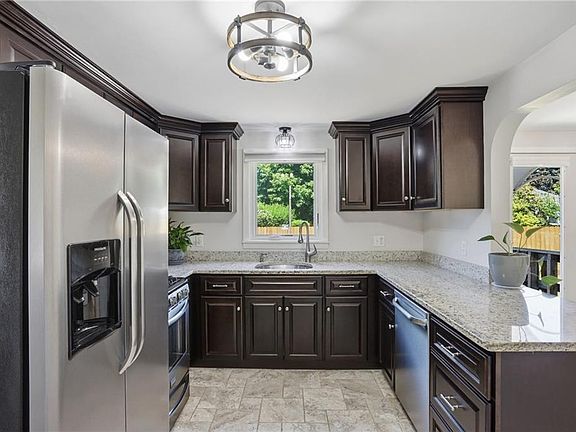 5th image of 55 Blue Hill Dr