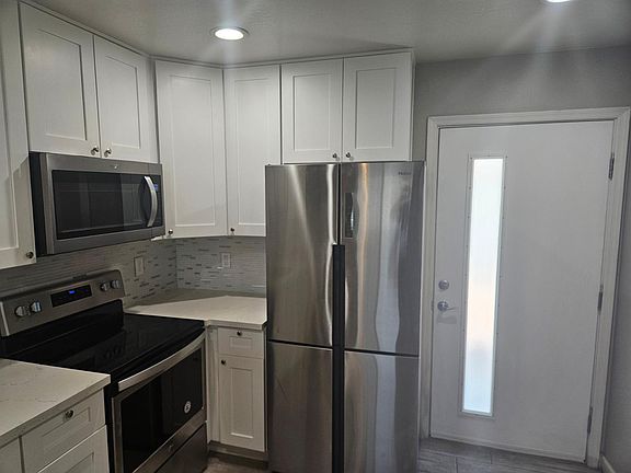 3rd image of 935 E Roma Ave #4A