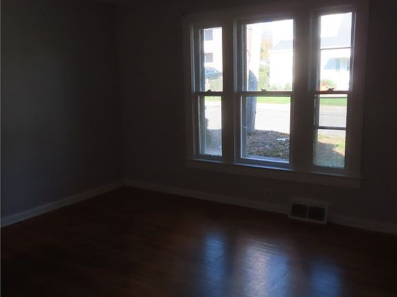 3rd image of 114 Vann St