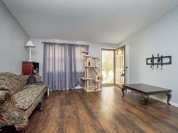 3rd image of 3715 Valley Lake Dr