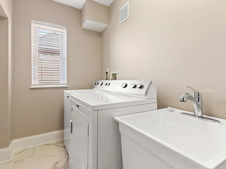 1131 Franklin Ave — Photo 15