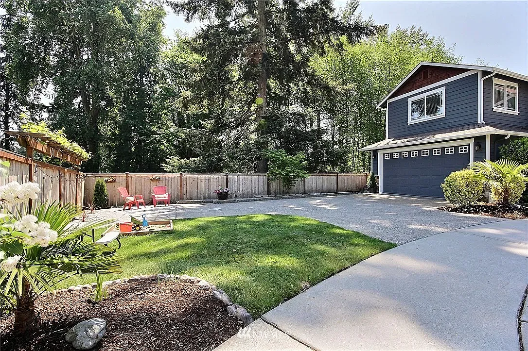 4 bed, 2.5 bath, 2300 sqft, $3,950 — Photo 3