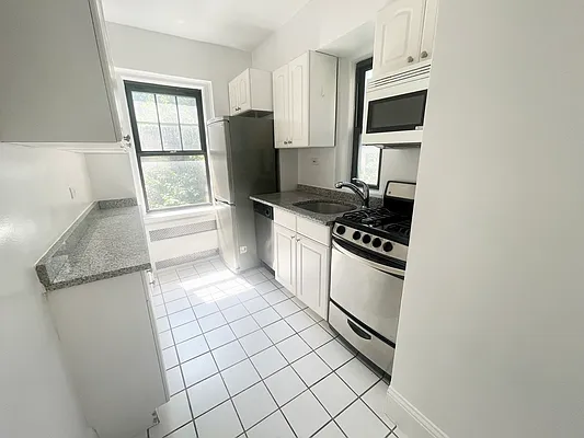 Rented by Manhattan Realty Group | media 7