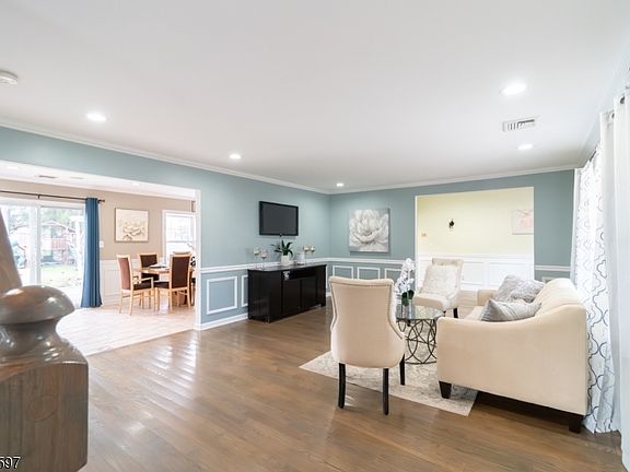 5th image of 8 Dahlia Rd