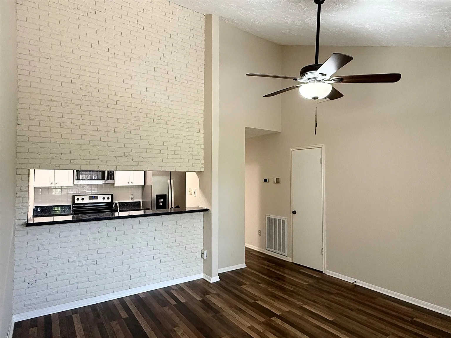 2 bed, 2.0 bath, 1221 sqft, $1,575 — Photo 4