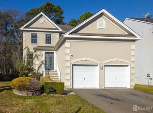 4 Timber Grove Ct, Old Bridge, NJ 08857