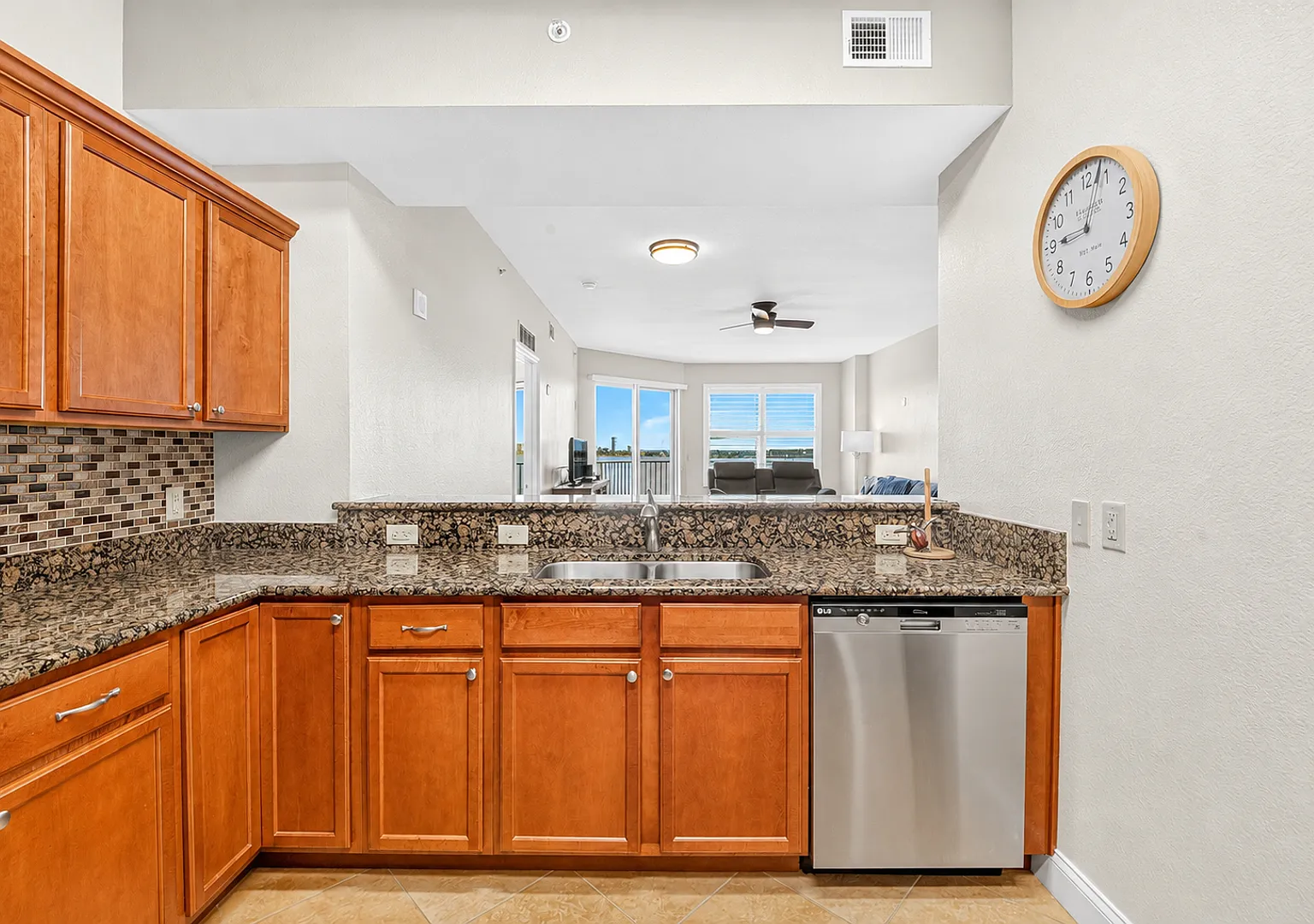 Beautifully Furnished Opt. 9th-Floor Condo For Rent At Halifax Landing! — Photo 4