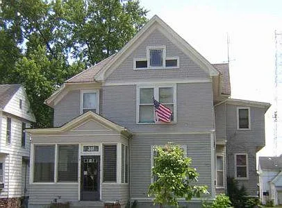 311 E Locust St photo 1