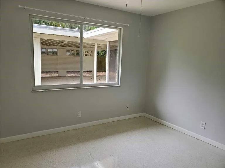 626 Gardenia Ln — Photo 9