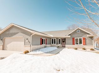 W163N10589 Ridgeview Ln, Germantown, WI 53022
