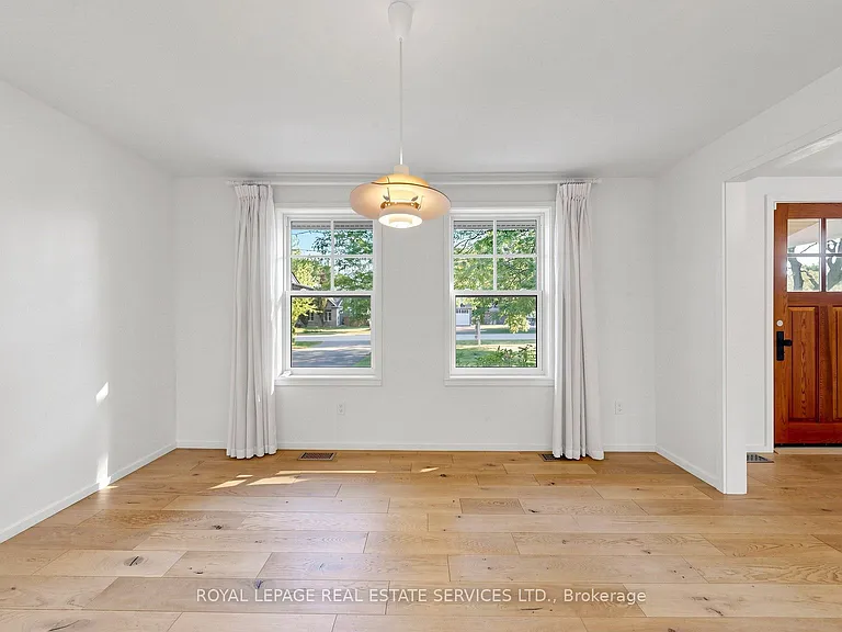 255 Oakwood Cres — Photo 15