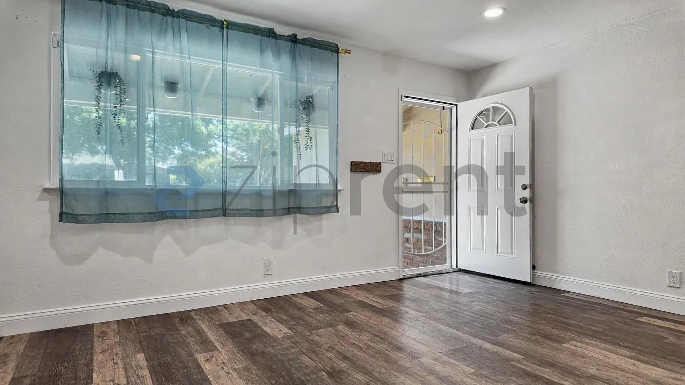 3 bed, 1240 sqft, $2,949 — Photo 2