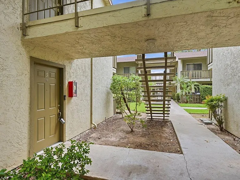 2536 White Oak Pl #5 — Photo 3