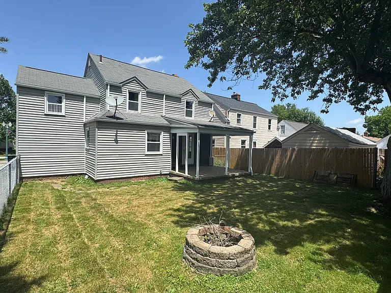 1134 Colonial Blvd NE — Photo 2