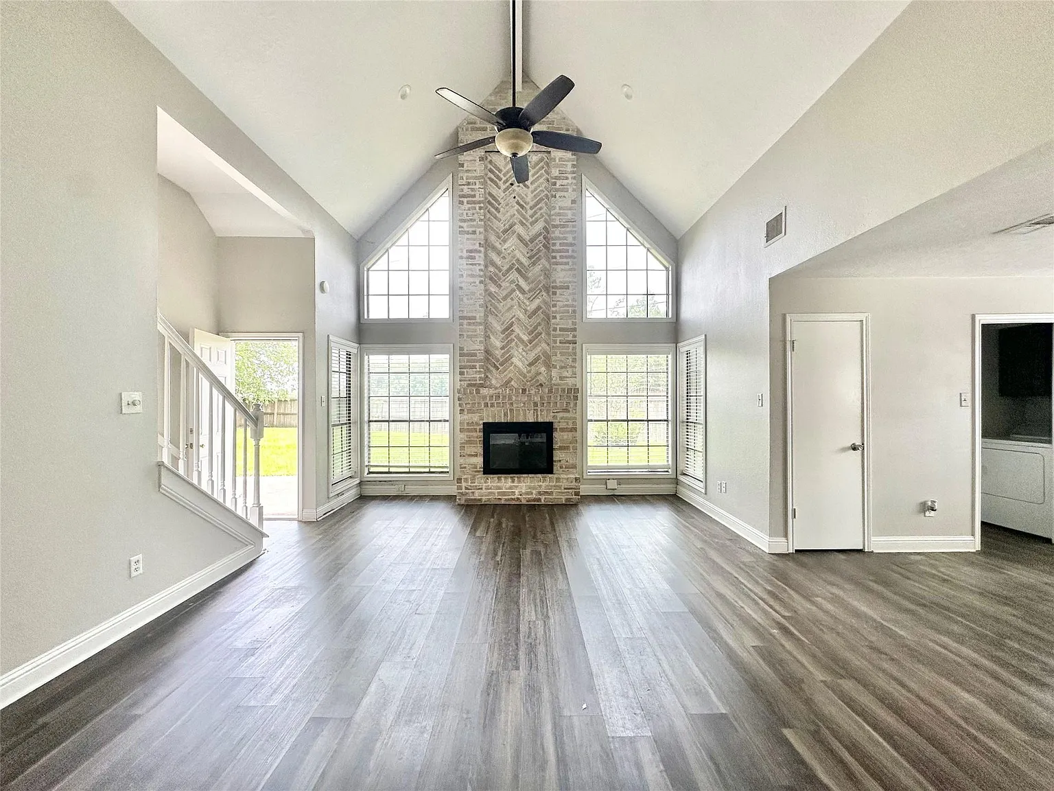4 bed, 3.0 bath, 2328 sqft, $2,200 — Photo 3