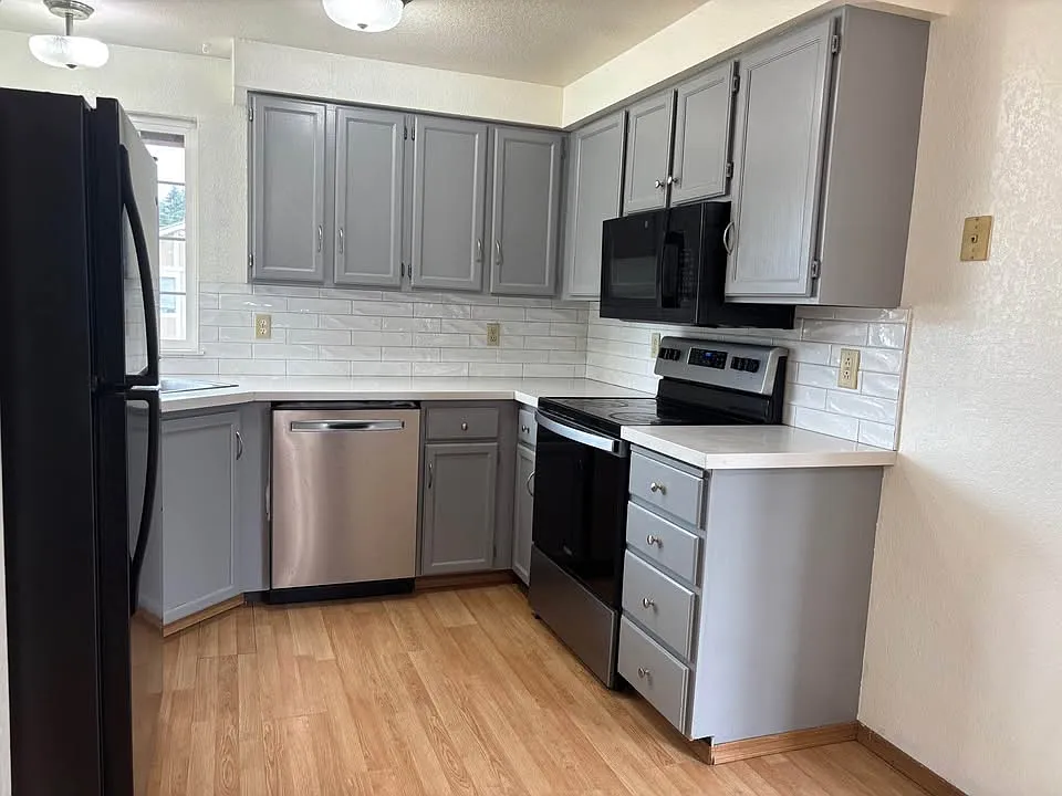 702 Salzburg Ln SE