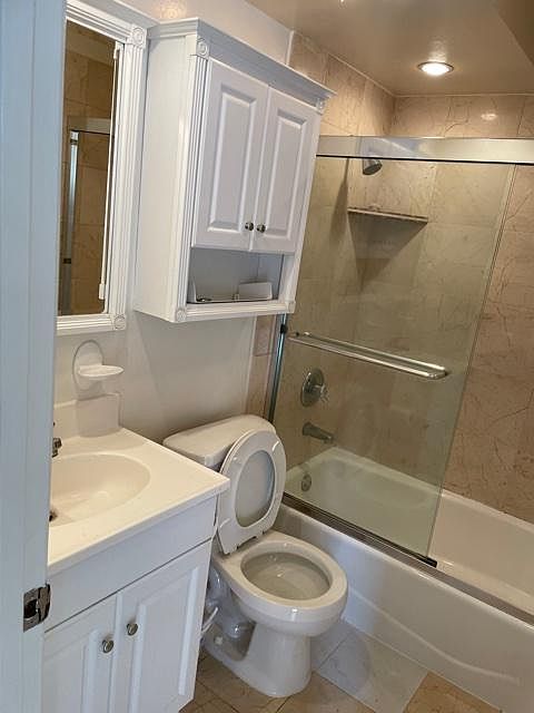 2nd image of 3045 Cabrillo St