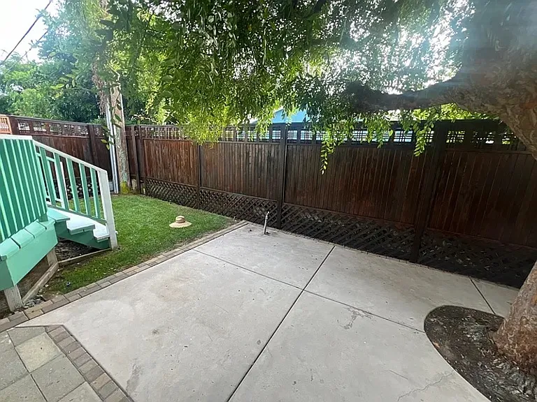 233 N Acacia Ave N — Photo 28