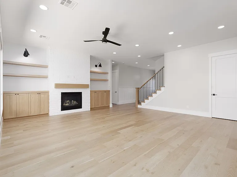 1621 W Approach Ln — Photo 17