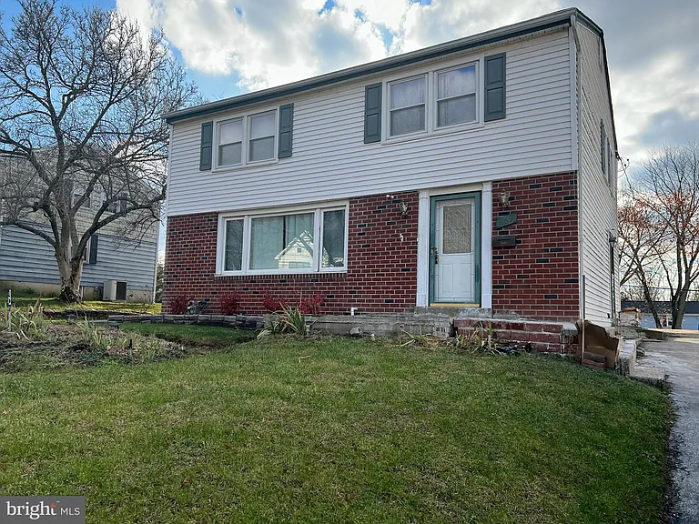 669 N Henderson Rd — Photo 2