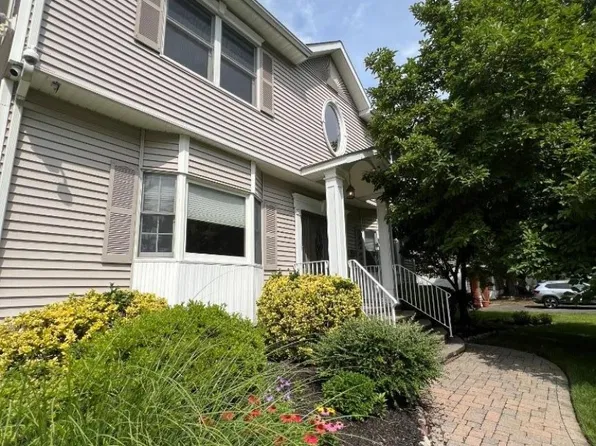 41 Circle Dr, Paramus Boro, NJ 07652