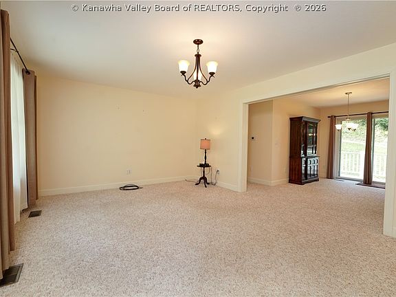 5th image of 437 Thorofare Rd