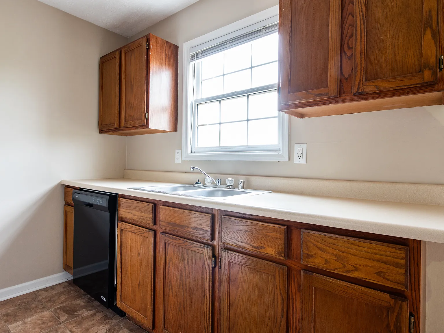 111 Manna Dr — Photo 2