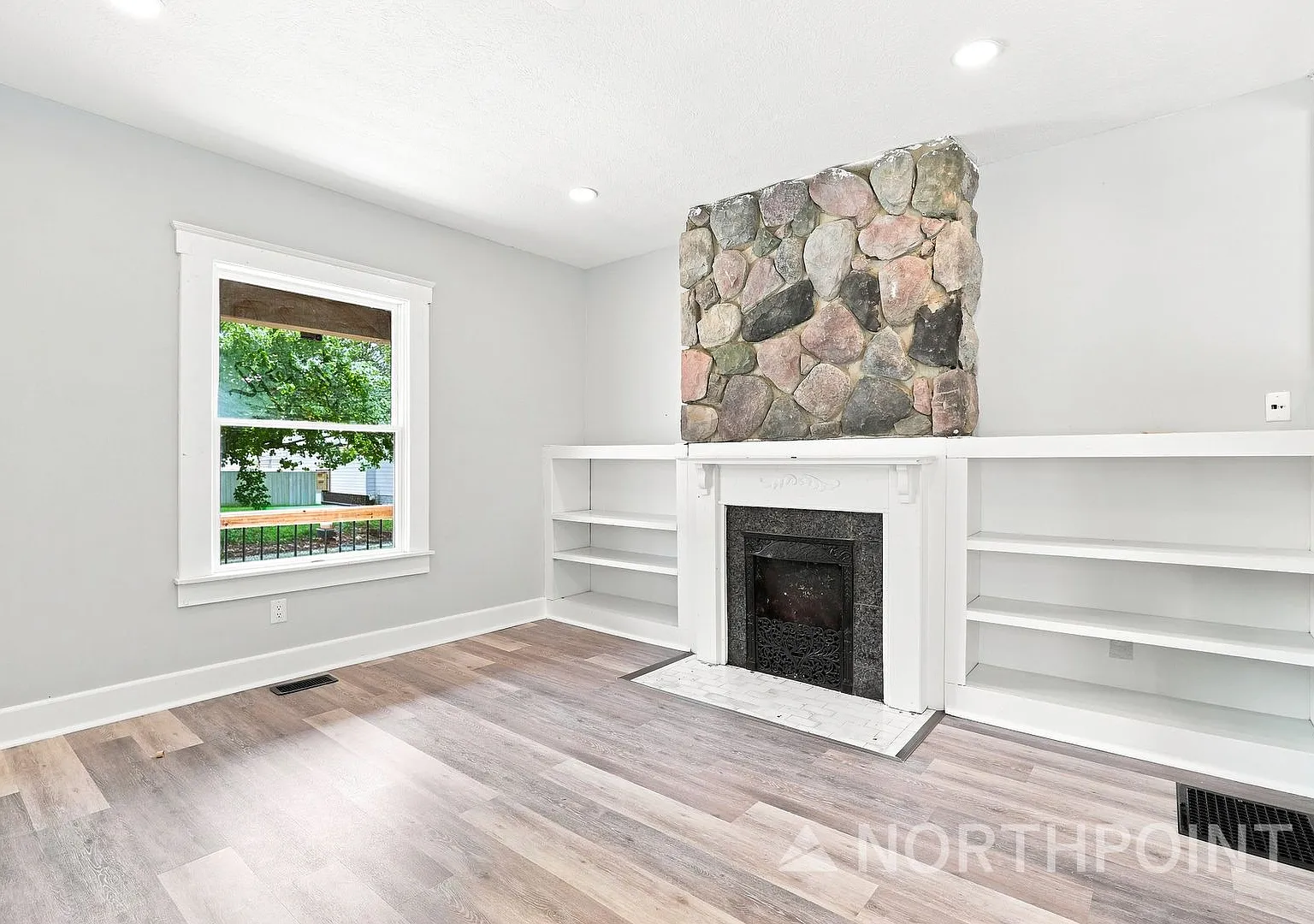 Beautifully renovated three bedroom home — Photo 3