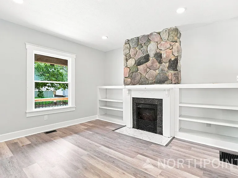 578 Stewart Ave — Photo 2
