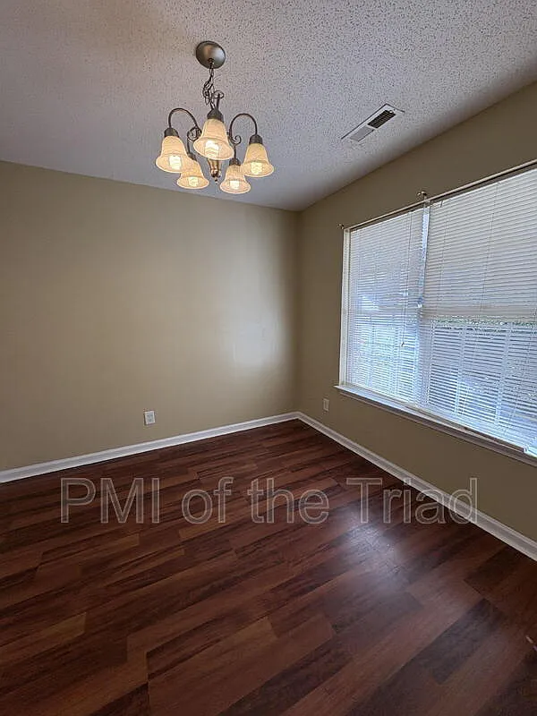 3 bed, 2.5 bath, 1904 sqft, $1,850 — Photo 3