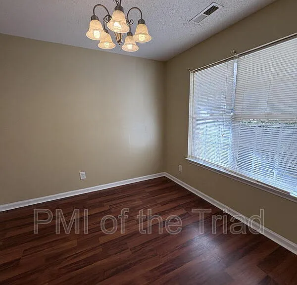 152 Drewsbury Dr — Photo 3