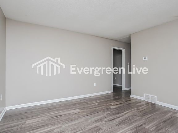 3rd image of 3225 Applewood Cv