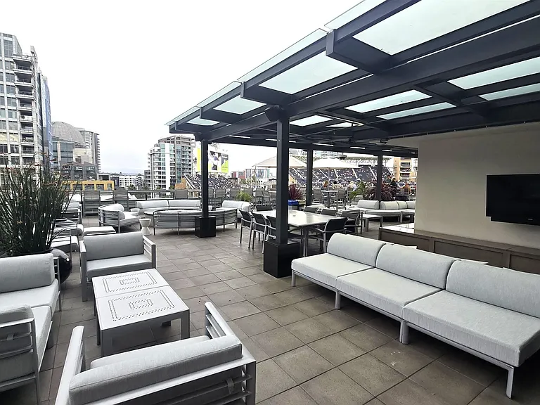 325 7th Ave #1301 — Photo 31