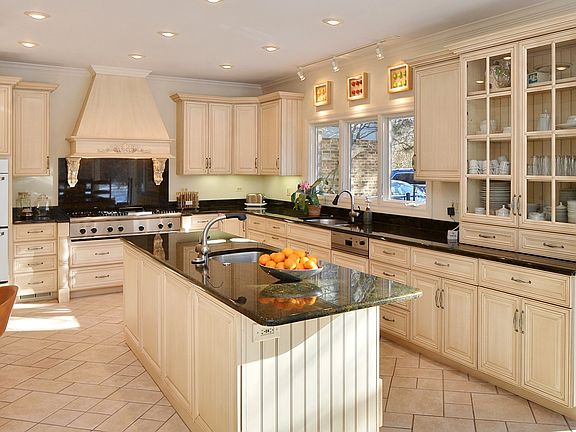 4th image of 42 Bridlewood Ln