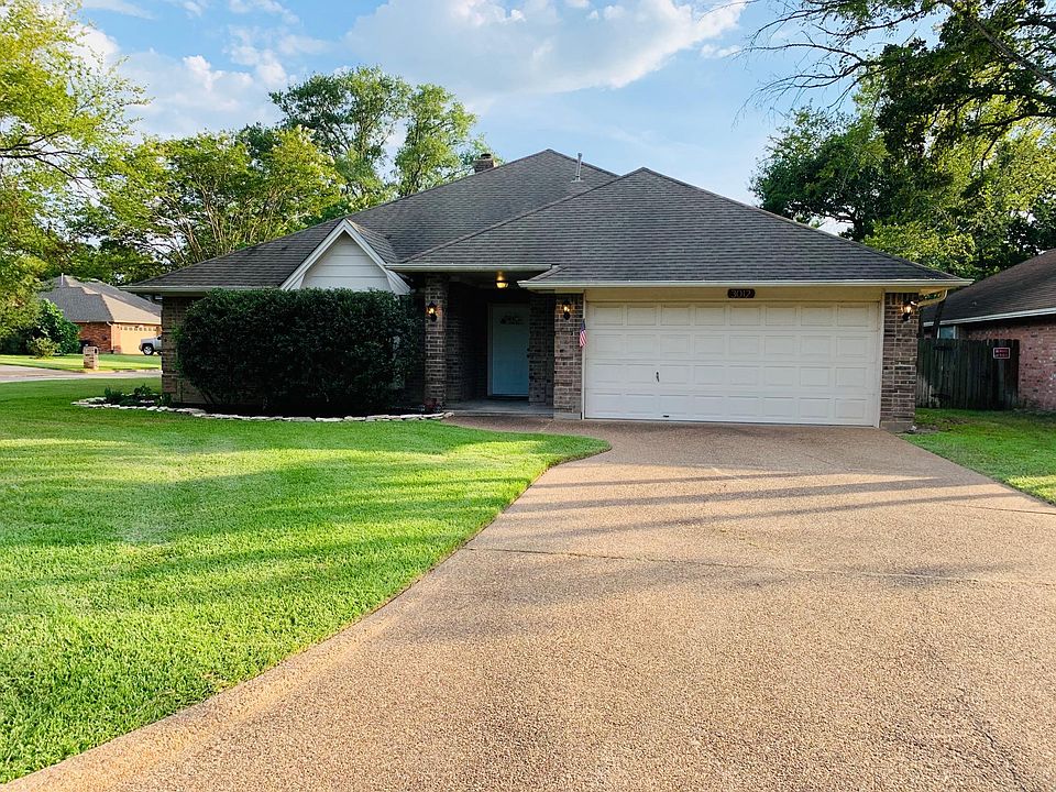 Great Curb Appeal!