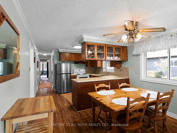 3rd image of 19 Maple Cres