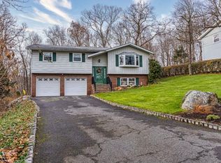 3 Moccasin Trl, Lake Hopatcong, NJ 07849