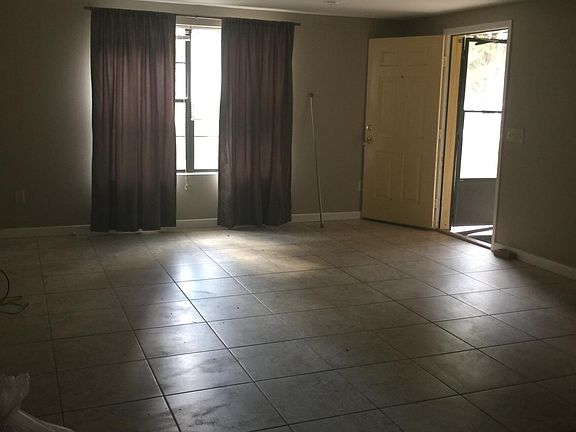 4th image of 996 Caroline Ln