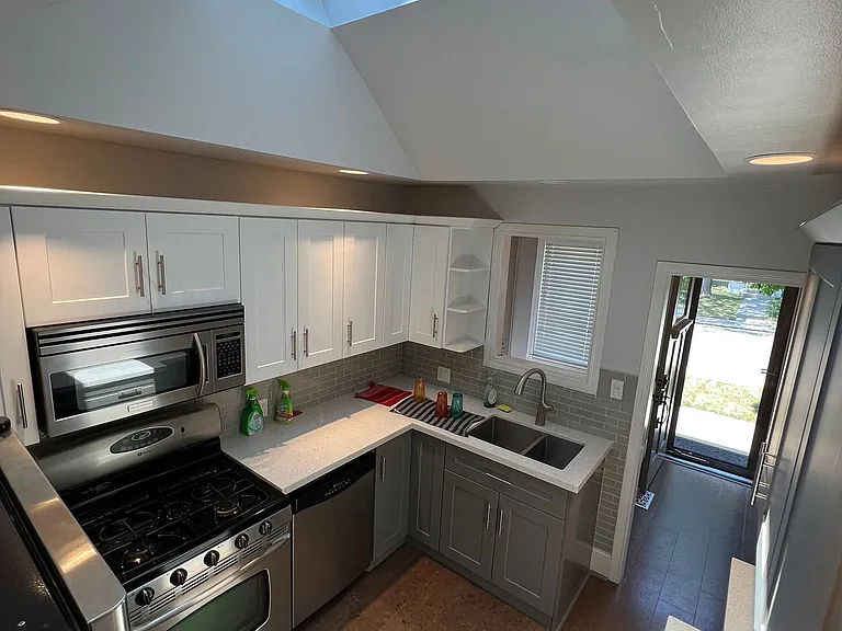 141 Bexhill Ave — Photo 4