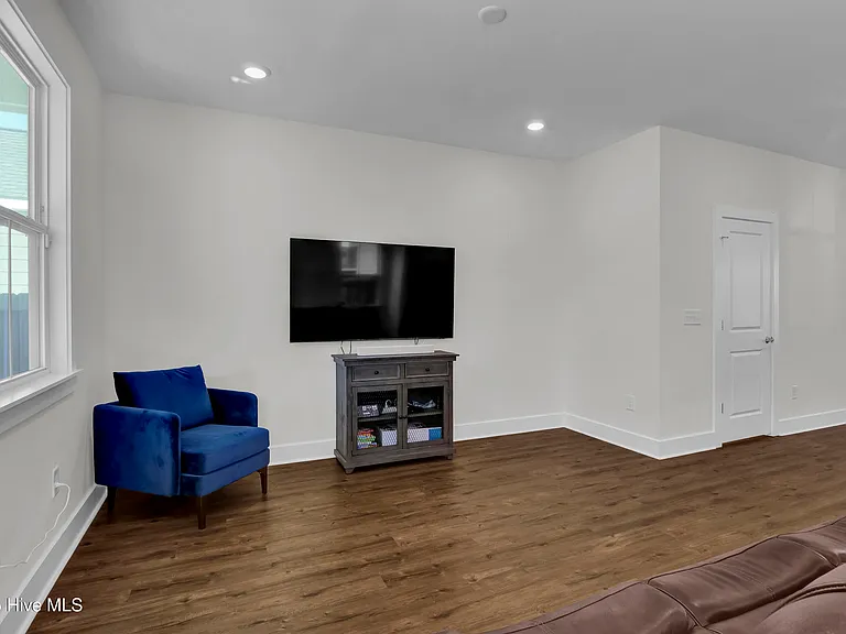 812 Edgerton Dr — Photo 11