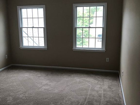 5th image of 47 Brittany Dr