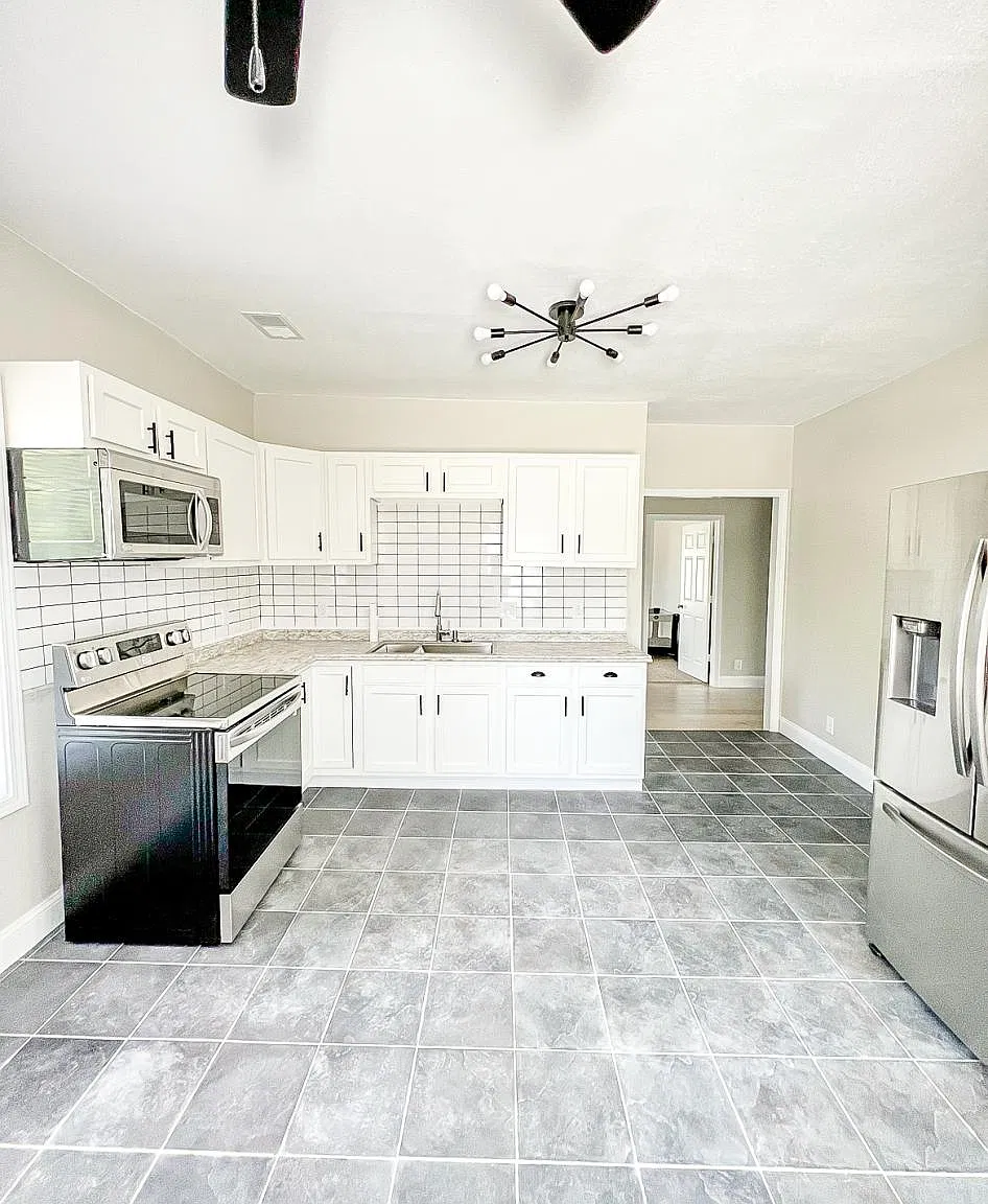 3 bed, 1200 sqft, $1,600 — Photo 2