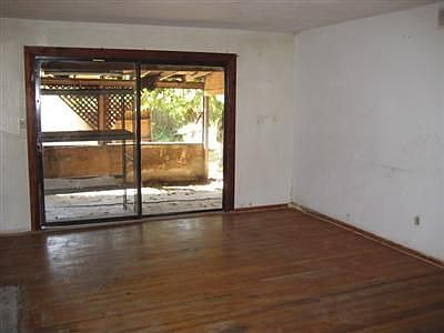 4th image of 832 Garnet St