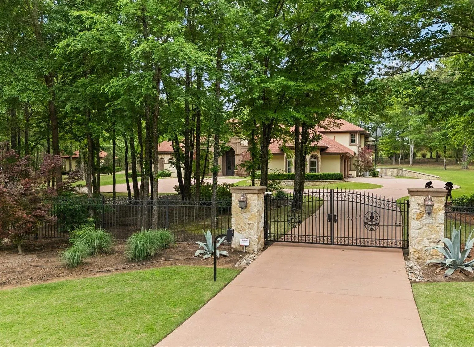5 bed, 4.5 bath, 5969 sqft, $10,500 — Photo 3