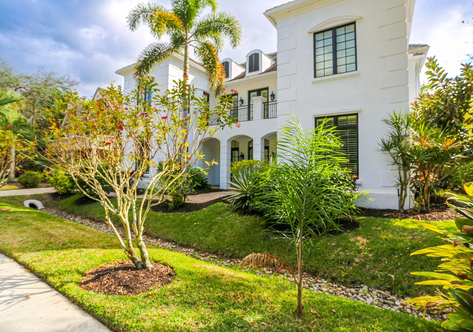 Stunning Seasonal Rental Available Stunning Pool Home — Photo 4